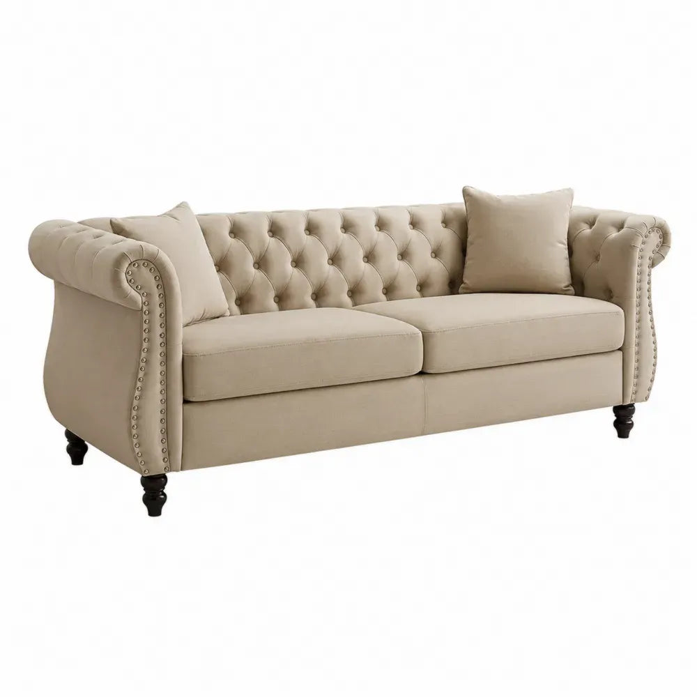 Sofá de salón de 3 plazas tapizado en tejido beige estilo Chesterfield con respaldo capitoné y patas de madera