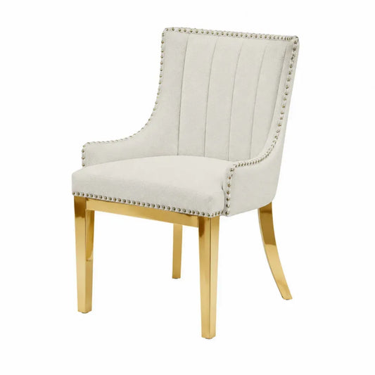 Silla de comedor con brazos tapizada en tela beige respaldo alto con tachuelas y patas de acero dorado 60 x 60 x 85 cm