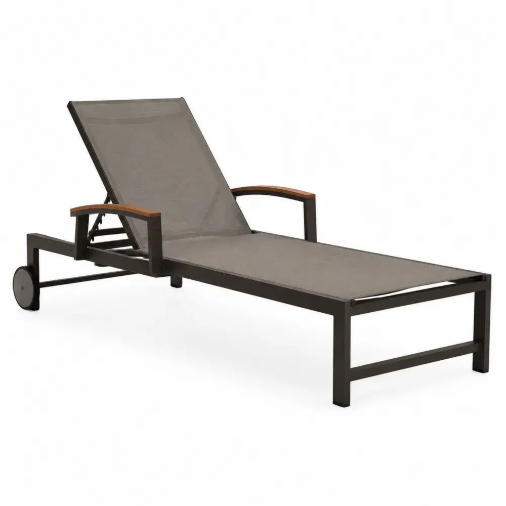 Tumbona de exterior reclinable con ruedas estructura de acero negro tejido textilene gris topo y reposabrazos de madera 190 x 60 x 85 cm
